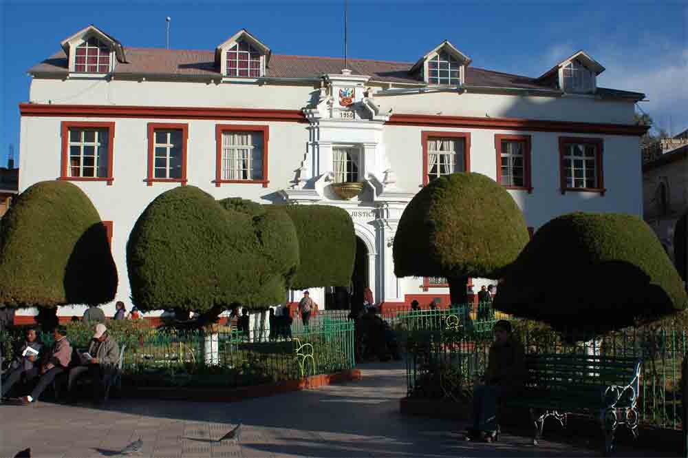 132 - Peru - Puno, plaza de armas, palacio de Justicia